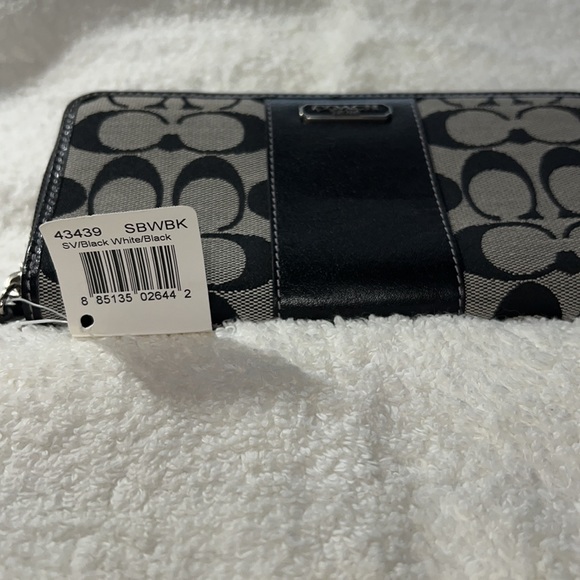 NWT Coach Credit Card Wallet. - Picture 2 of 6